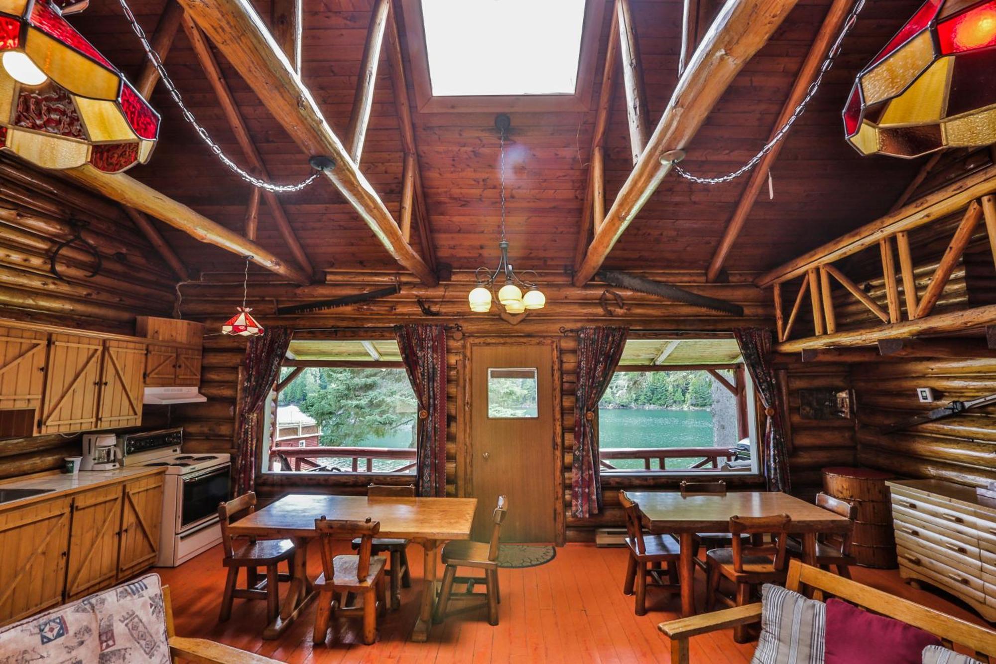 Kan-A-Mouche Pourvoirie Auberge Et Chalets Saint-Michel Rom bilde
