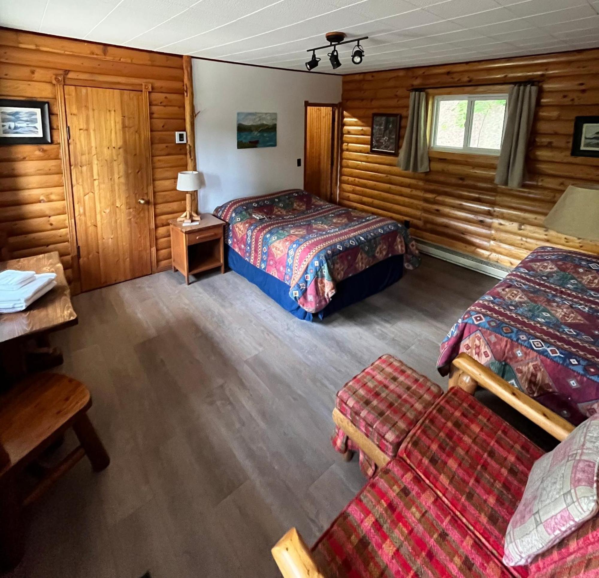 Kan-A-Mouche Pourvoirie Auberge Et Chalets Saint-Michel Eksteriør bilde