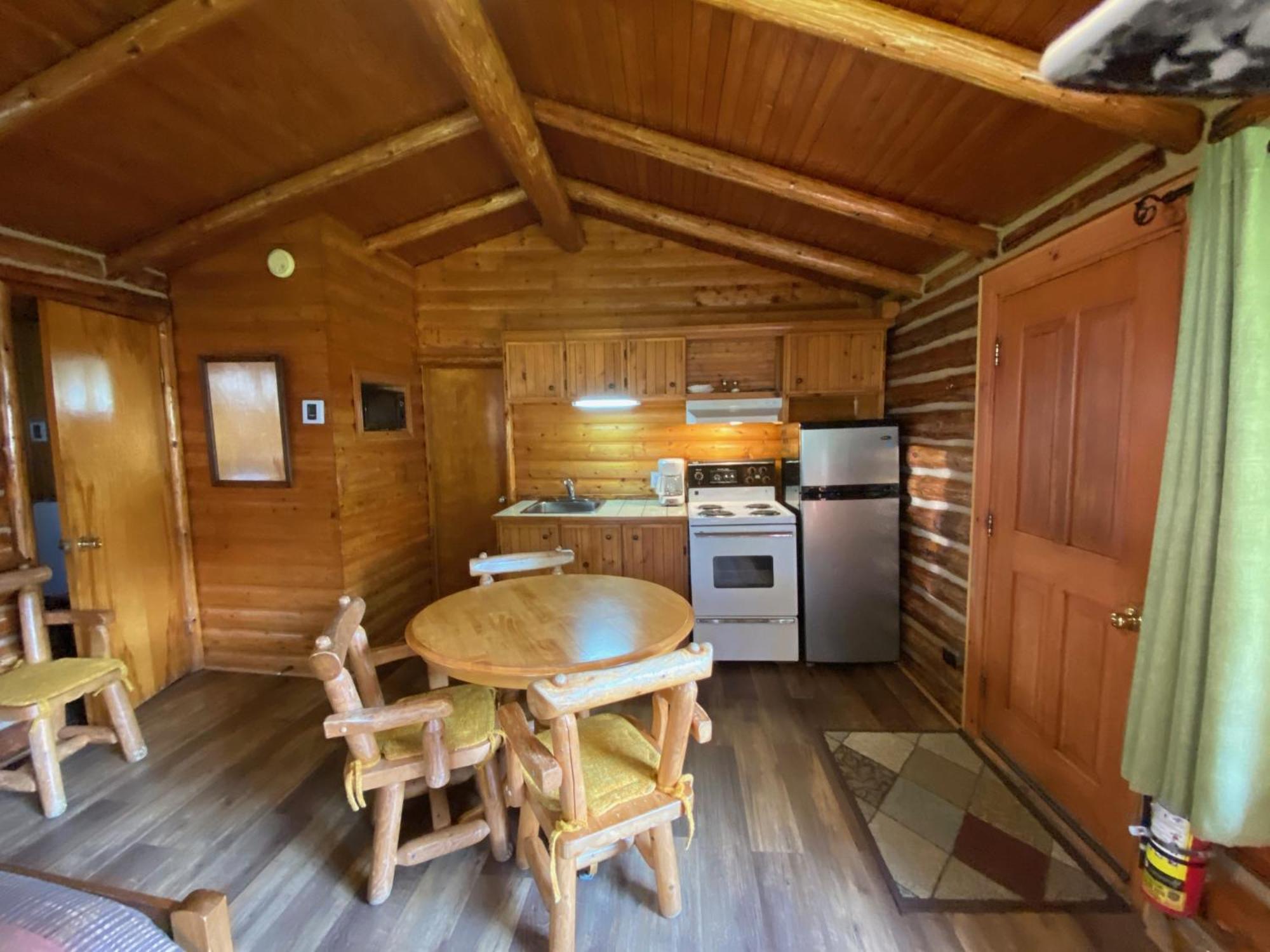 Kan-A-Mouche Pourvoirie Auberge Et Chalets Saint-Michel Rom bilde