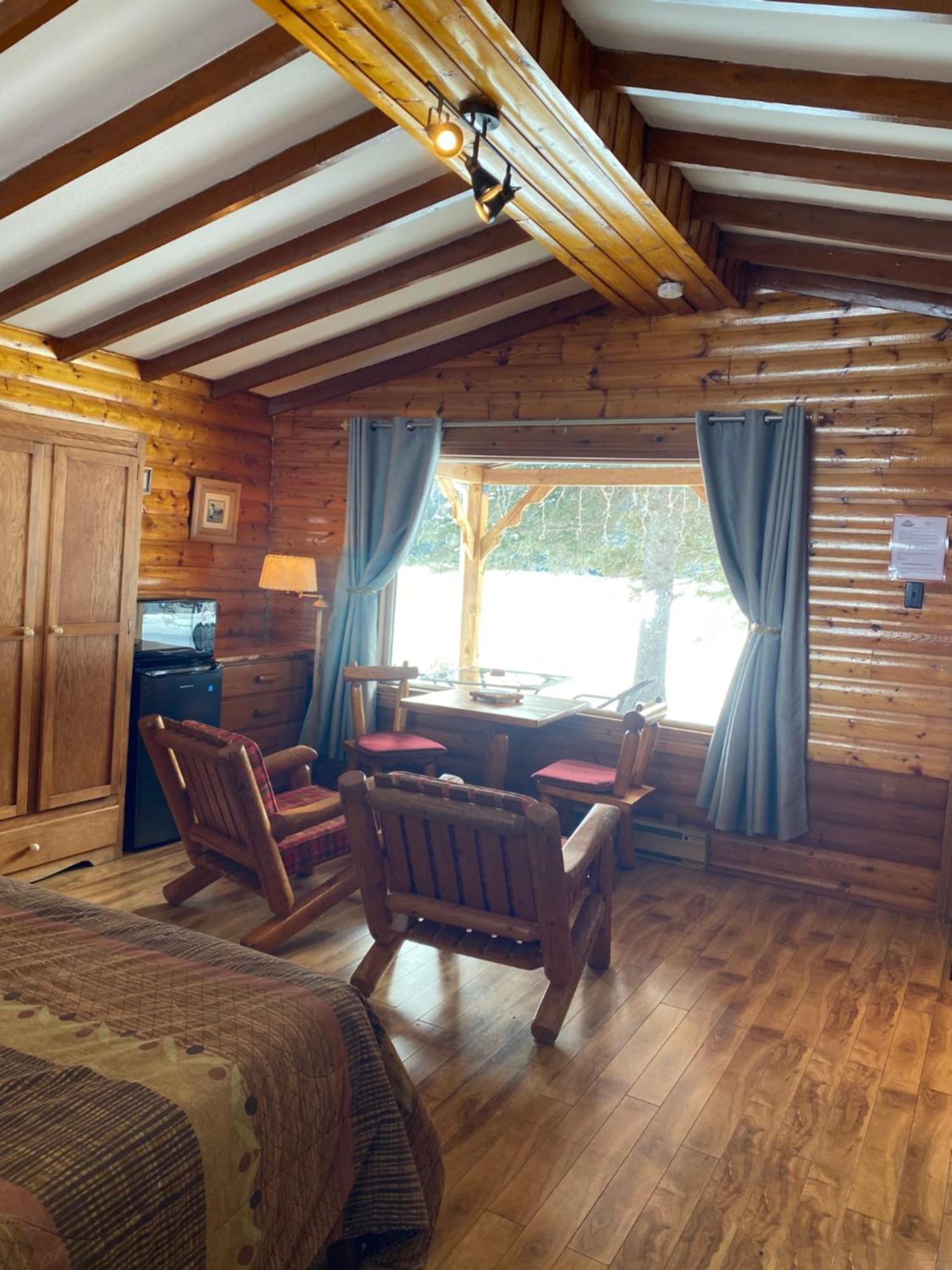 Kan-A-Mouche Pourvoirie Auberge Et Chalets Saint-Michel Rom bilde