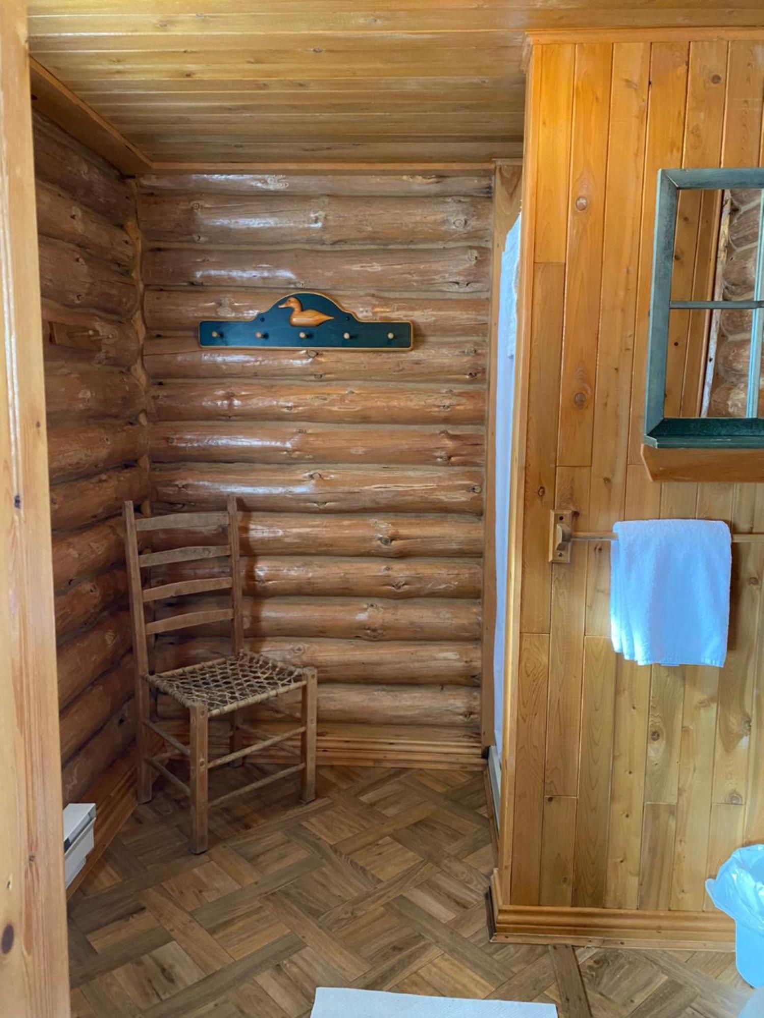 Kan-A-Mouche Pourvoirie Auberge Et Chalets Saint-Michel Rom bilde
