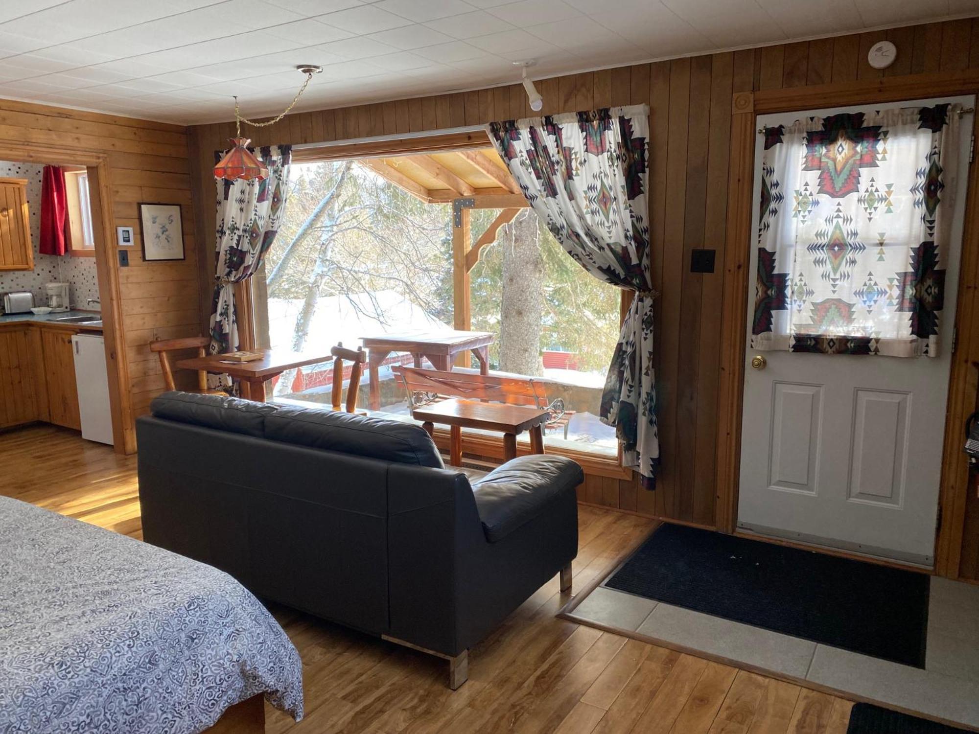 Kan-A-Mouche Pourvoirie Auberge Et Chalets Saint-Michel Rom bilde