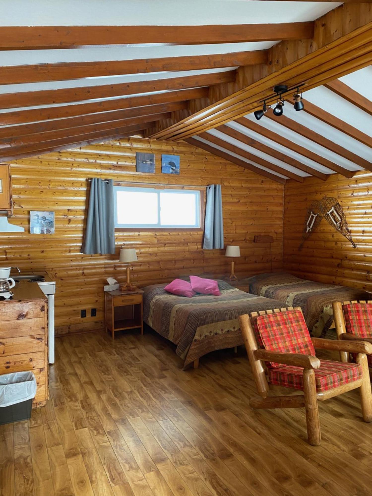 Kan-A-Mouche Pourvoirie Auberge Et Chalets Saint-Michel Rom bilde